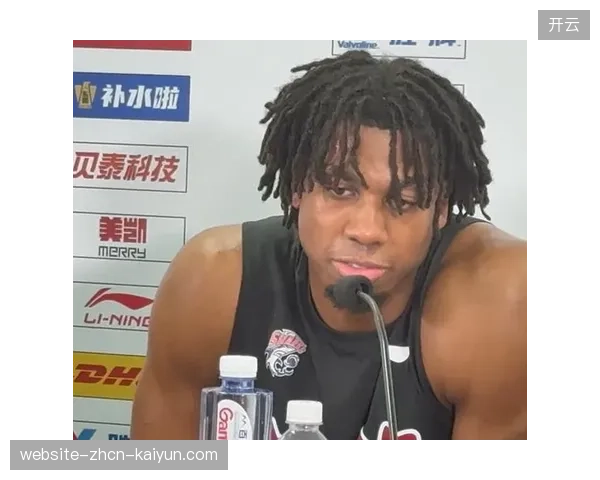 怀特塞德在有限出场时间里展现恐怖护筐效率,成为上海内线防守大闸。 怀特塞德在有限出场时间里展现恐怖护筐效率,成为上海内线防守大闸。